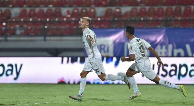 Persib Bandung Kembali ke Jalur Tripoin, Arema FC Tak Berdaya