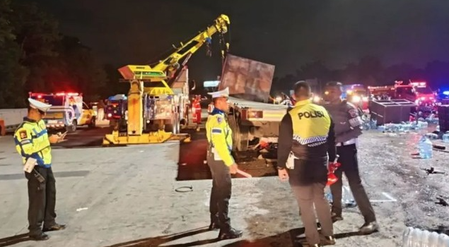 Truk Rem Blong di Tol Ciawi, Kecelakaan Beruntun Timbulkan Korban