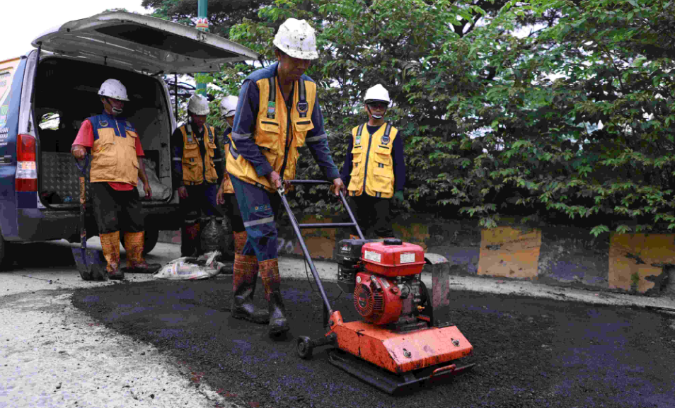 PT IMIP Perbaiki Jalan Bahodopi, Dukung Akses dan Ekonomi Lokal