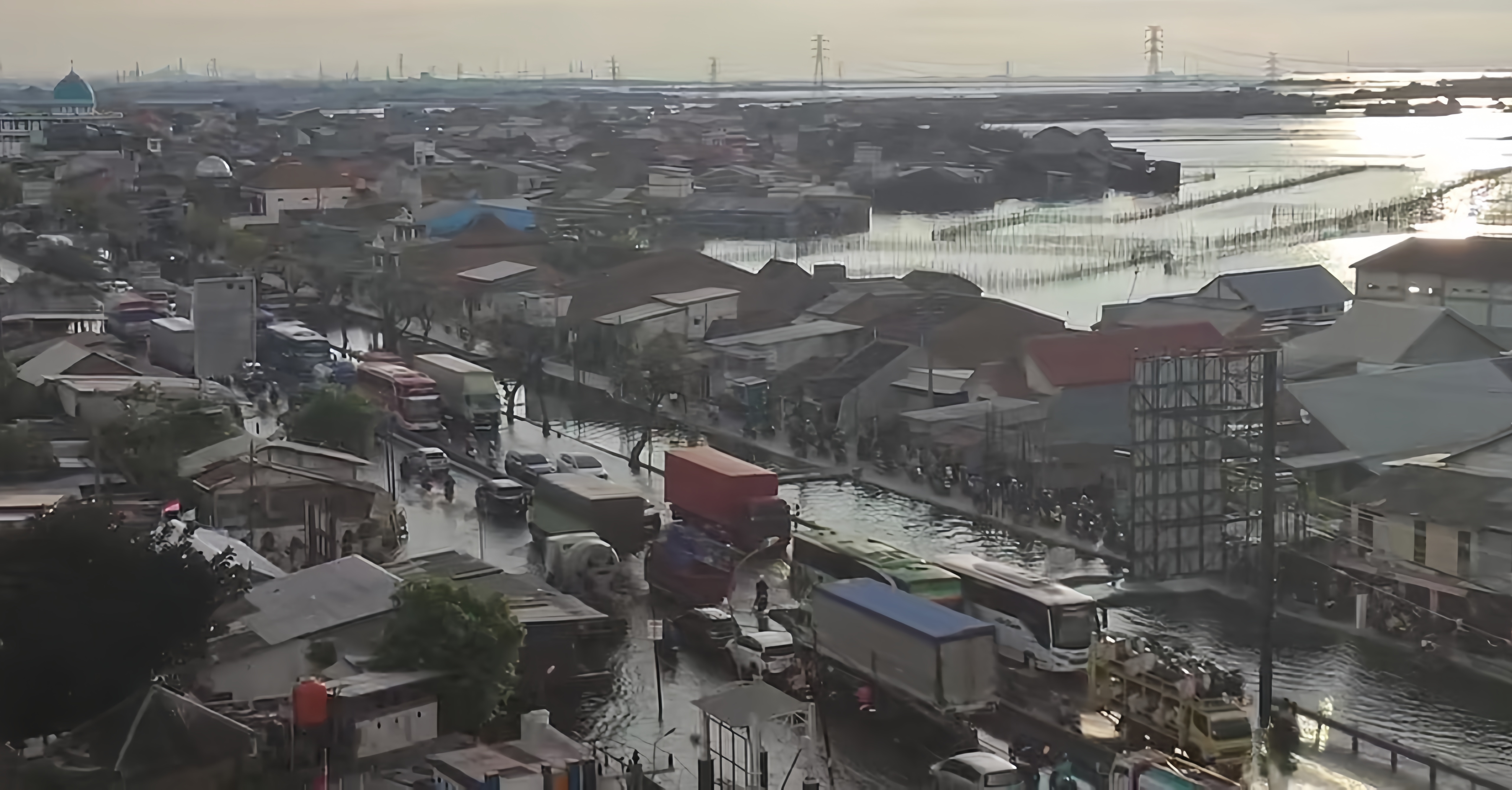 Banjir Rob Parah di Sayung, Lalu Lintas Pantura Lumpuh