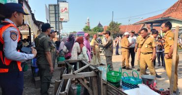 Nekat Berjualan di Bahu Jalan, Pemkab Rembang Tertibkan Pedagang Pasar Lasem
