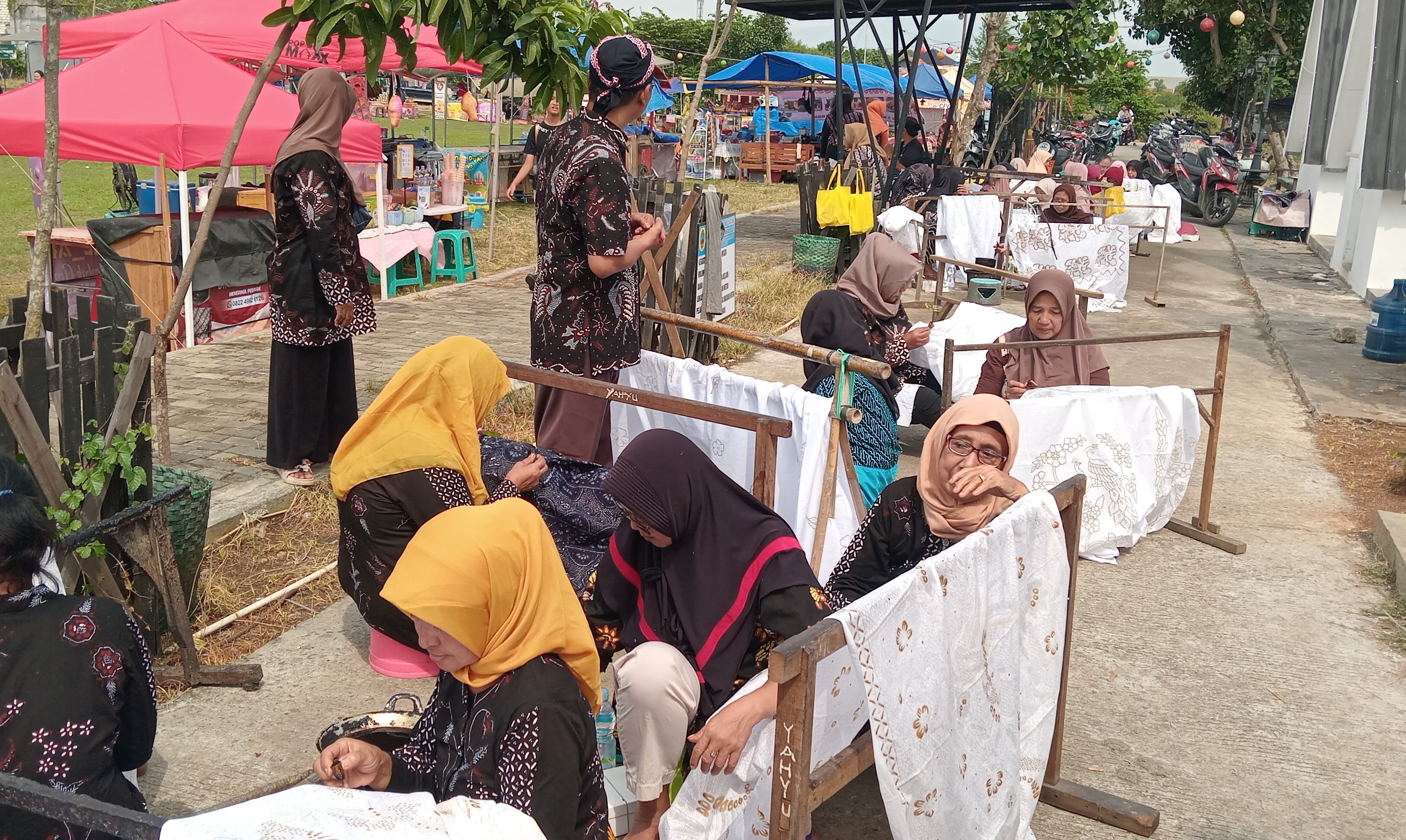 Puluhan Siswa dan Emak-emak Ramaikan Festival Membatik di Bakaran
