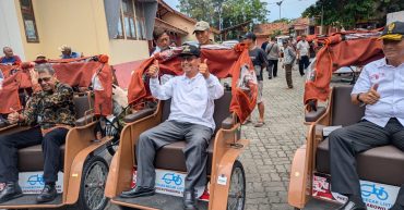 Dukung Pengentasan Kemiskinan, Presiden Prabowo Salurkan Becak Listrik di Rembang