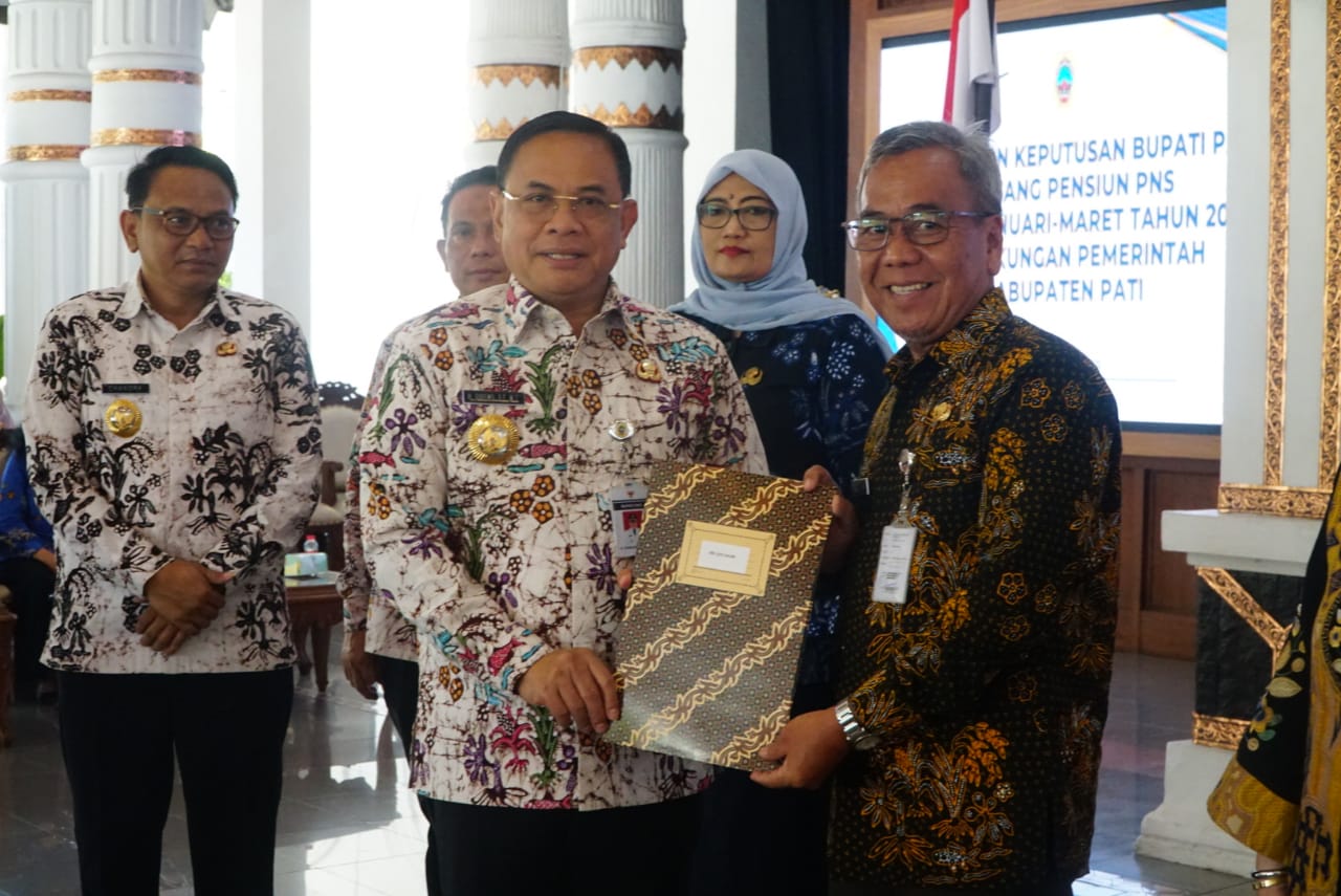 Pemkab Pati Serahkan SK Purna Tugas 120 ASN
