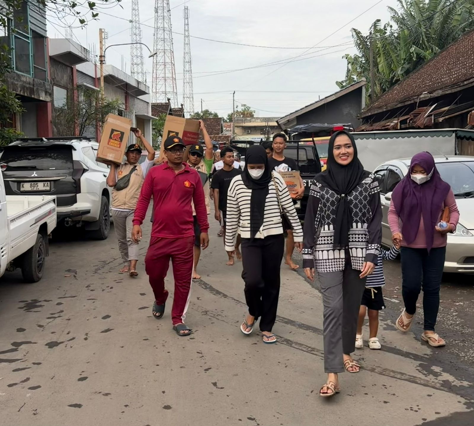 Yeti Kristianti Bersama Bolone Danang Salurkan Ribuan Bantuan Korban Banjir di Juwana