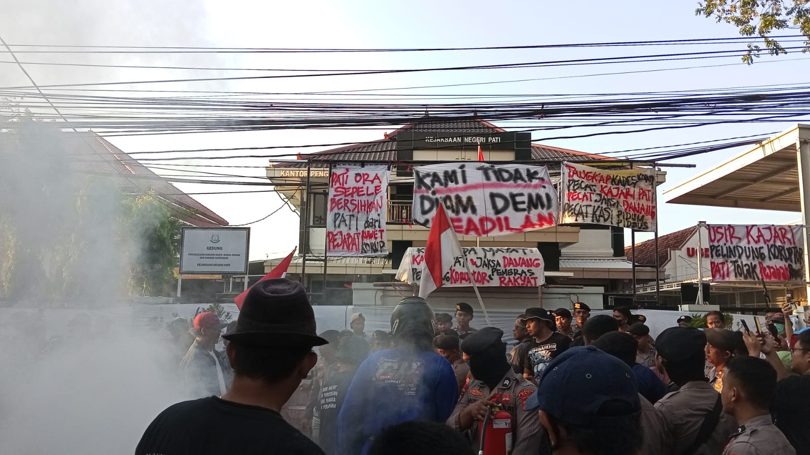 Bawa Keranda hingga Bakar Ban, AMPB Protes Kinerja Kejari Pati