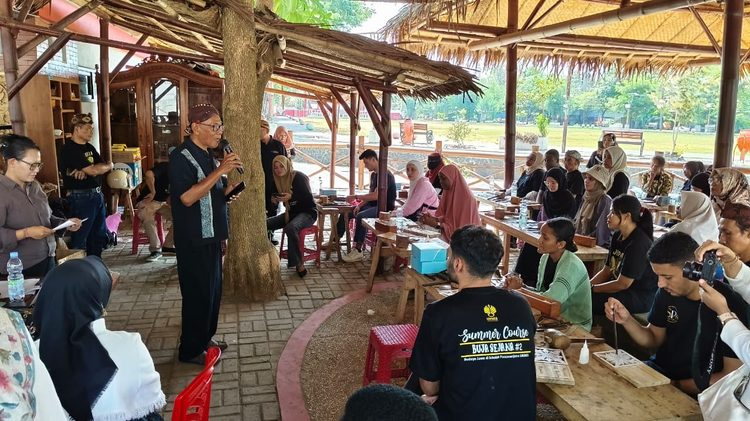 Pertama Kali Pegang Pahat, 25 Mahasiswa Asing Belajar Ukir Jepara