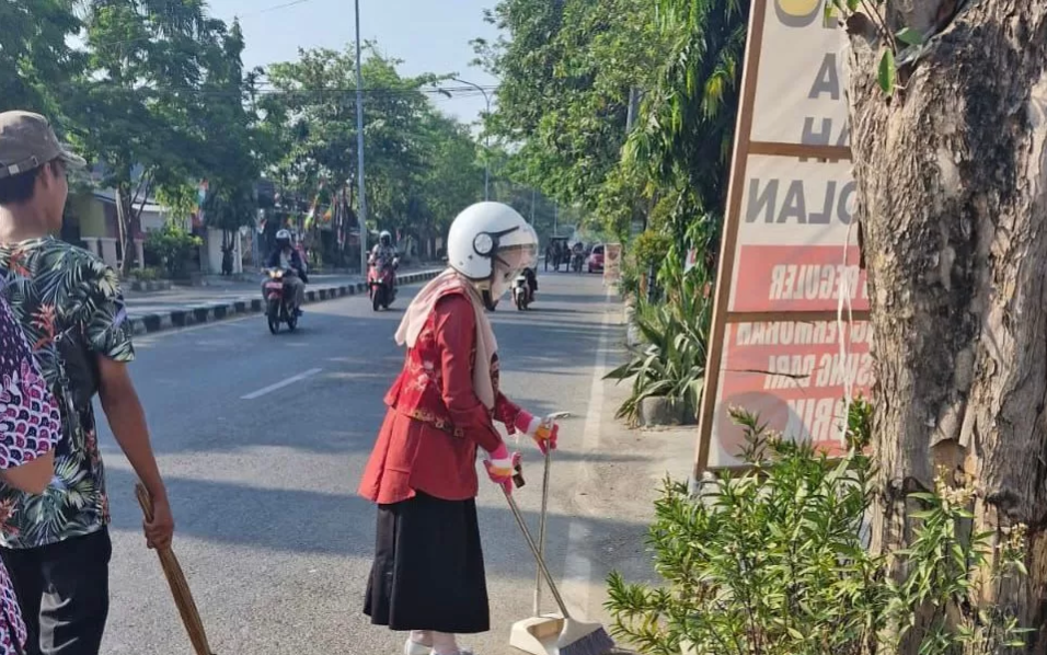 61 Outsourcing Diberhentikan, ASN DLH Rembang Ambil Alih Kebersihan Jalan
