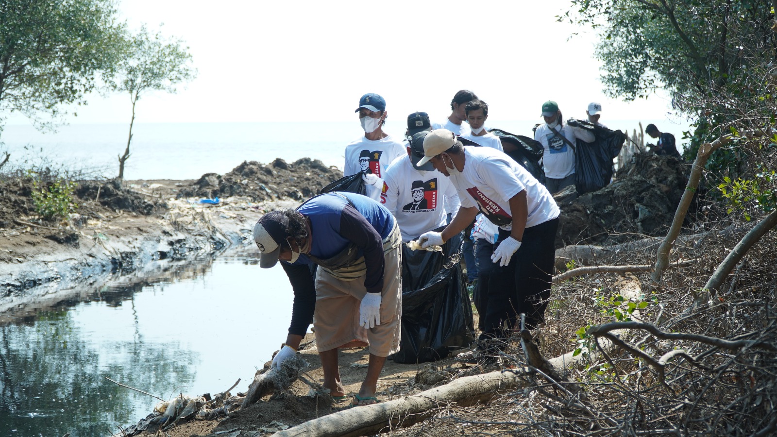 Gerakan ASRI Bolone Danang dan Sobat Yeti Bersihkan Sungai Bulumanis Lor