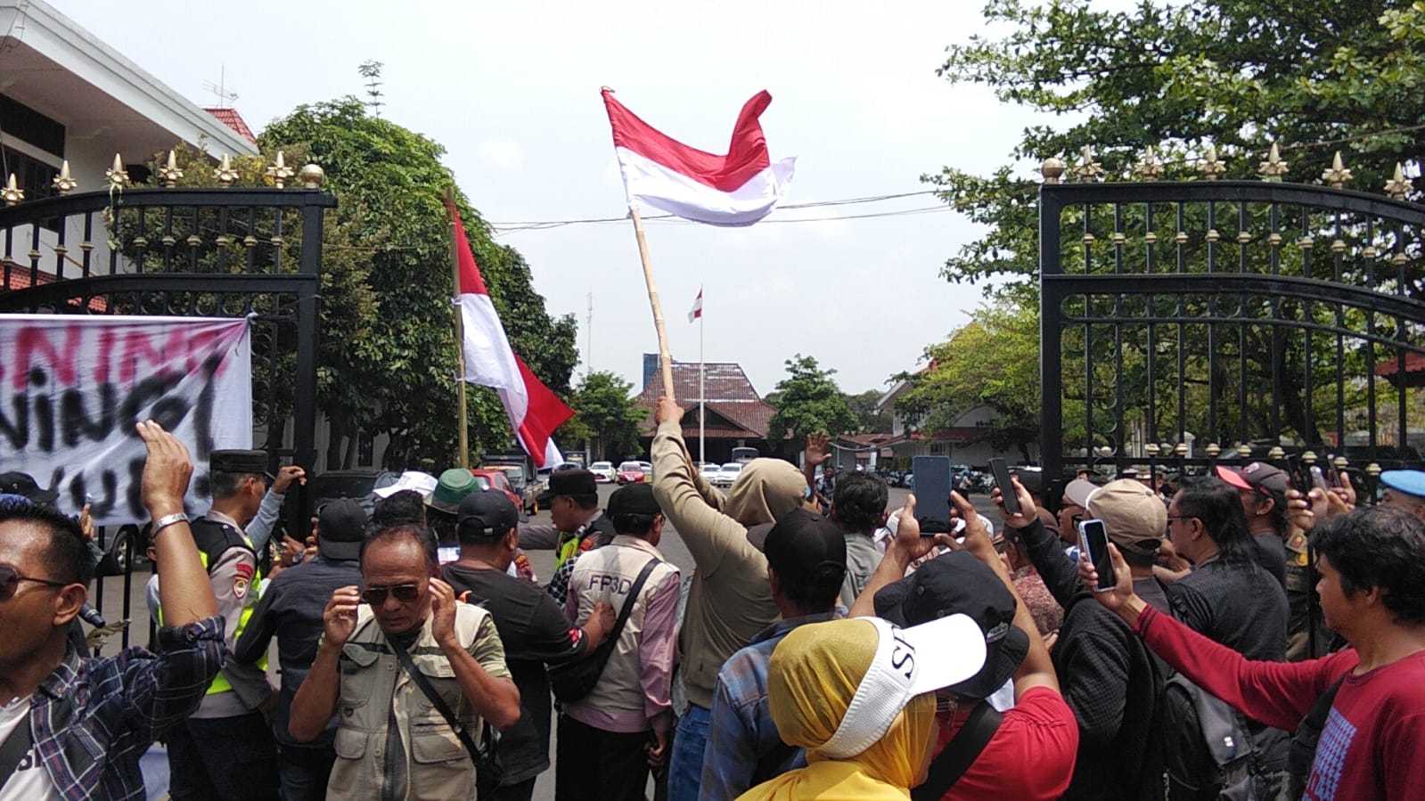 GMPP Protes Foto Sudewo Dicopot, Plt Bupati Pati Janji Pasang Kembali